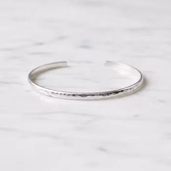 Hamrat stelt silverarmband