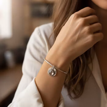 Armring med stor berlock silver