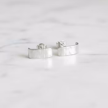 Silverörhängen huggie