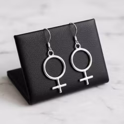 Silverörhängen med symbol kvinna