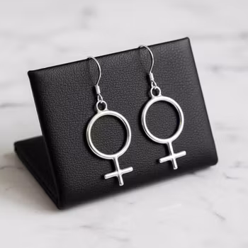Silverörhängen med symbol kvinna