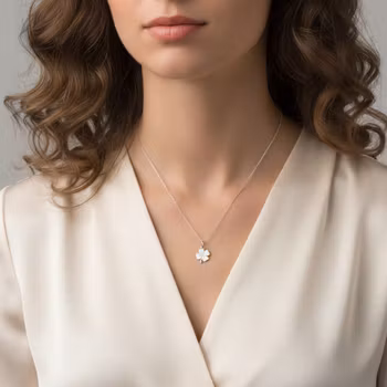 Silverhalsband med litet fyrklöver