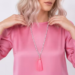 Silverfärgat pärlhalsband med tofs