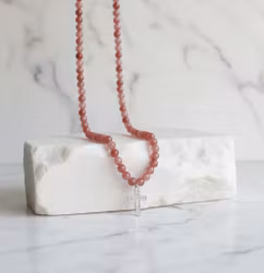 Långt pärlhalsband med kors