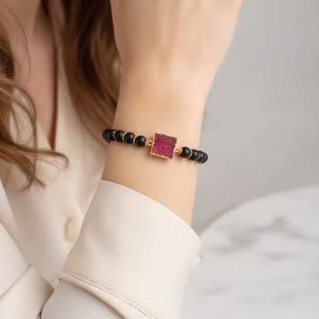 Armband svarta röda stenar