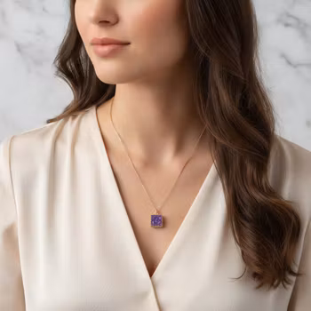 Halsband med lila fyrkantig sten