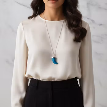 Halsband med stort tandhänge