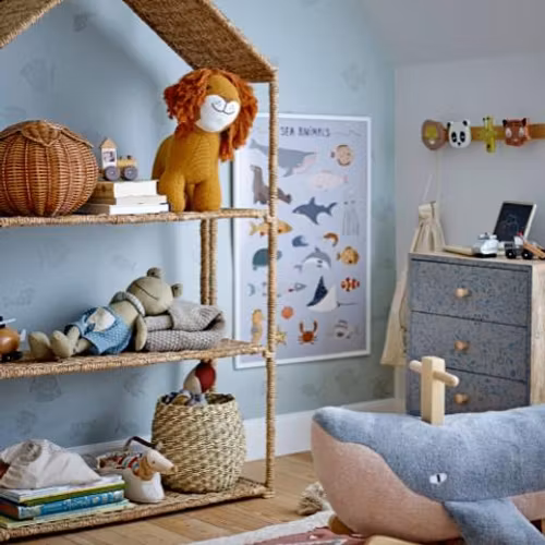 Virkat lejon med stor man