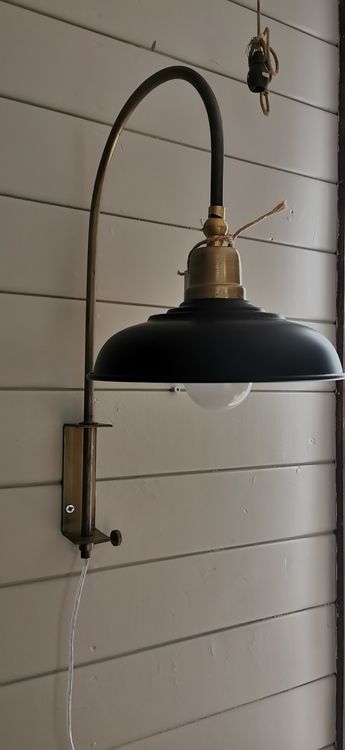 Svart vägglampa