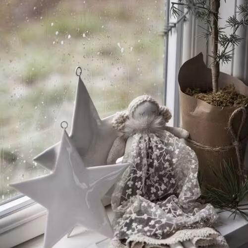 Ängel i textil med vit/grå klänning