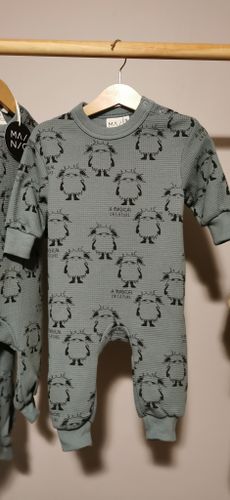 Onsie med söta monster