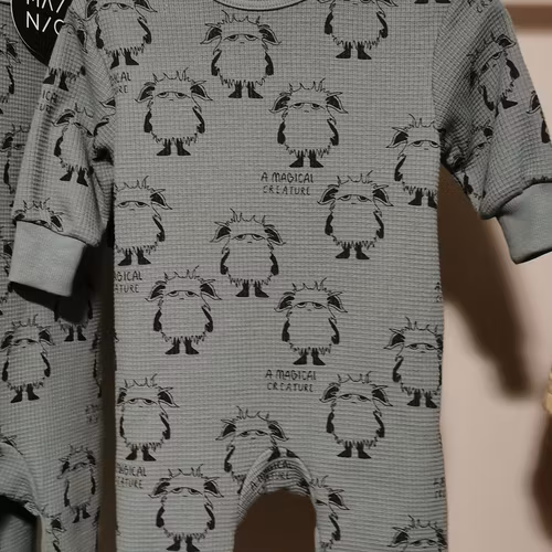 Onsie med söta monster