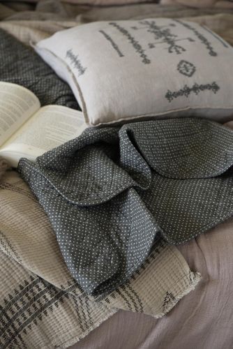 Quiltad pläd i olivgrönt med vita prickar