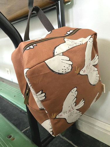 Ryggsäck med "peace on earth" budskap