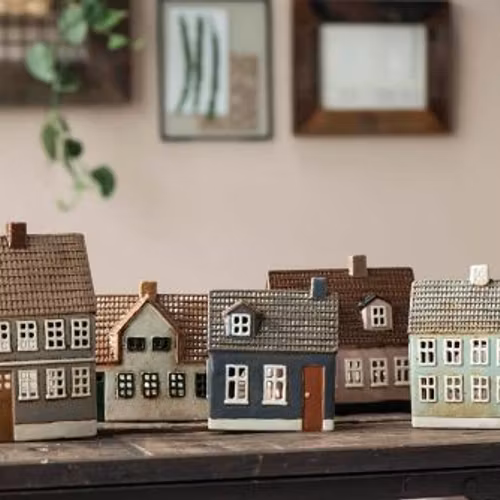 Keramikhus My Home Town- Gråblått med röd dörr