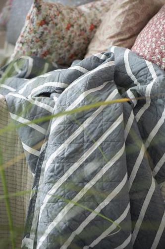 Quiltad pläd - grå med vita ränder
