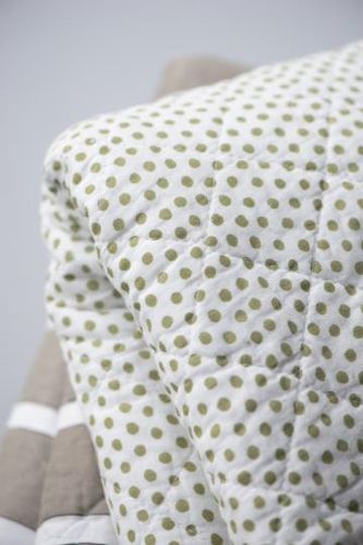 Quiltad pläd - vit med gröna prickar