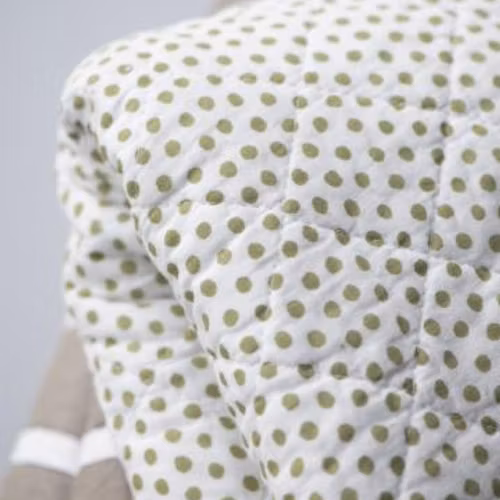 Quiltad pläd - vit med gröna prickar