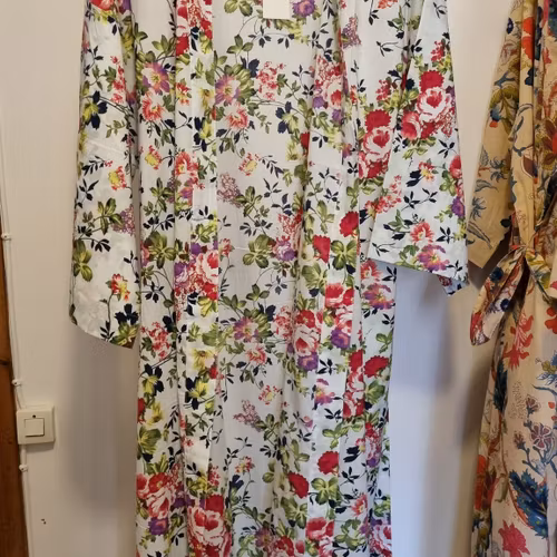 Småblommig kimono - vit botten