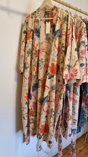 Blommig kimono - ljus aprikos botten