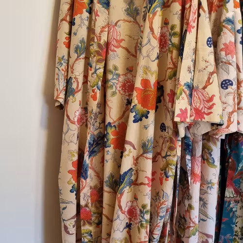 Blommig kimono - ljus aprikos botten