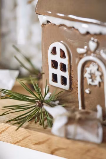 Pepparkakshus med dörrkrans i keramik