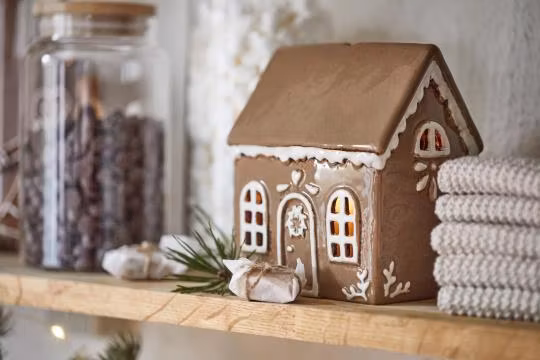 Pepparkakshus med dörrkrans i keramik