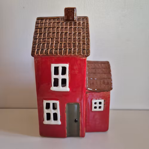 Keramikhus med utedass - rött