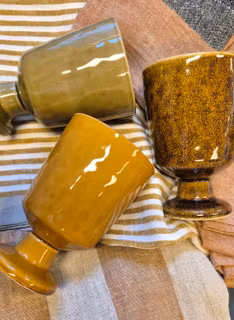 Vinglas/mugg på fot (färg: senap)