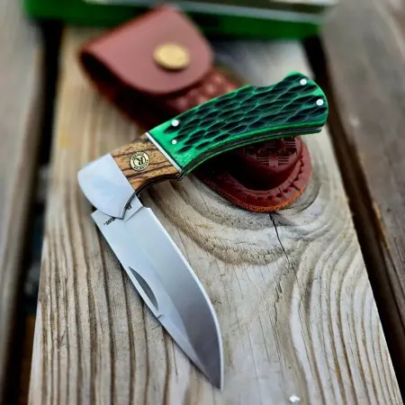 Remington fällkniv R15718 8 cm – benhandtag med viltmotiv, plåtask & fodral