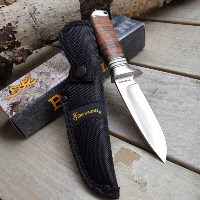 Jaktkniv med Brunt Lindat Läderhandtag – Klassisk Design och Säkert Grepp