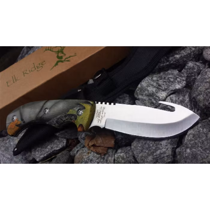 Jaktkniv med buk öppnare och handtag utformat för bästa grepp.