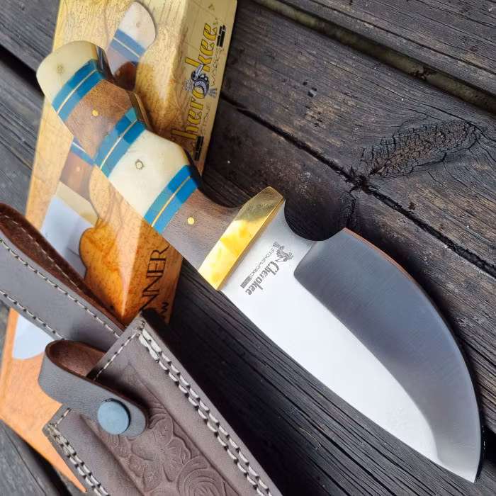 Jaktkniv utformad för både jakt och slakt