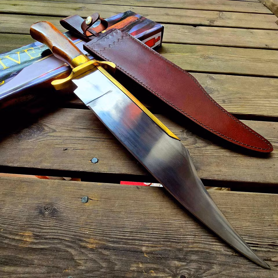 Stor Bowie kniv med gigantiskt blad.