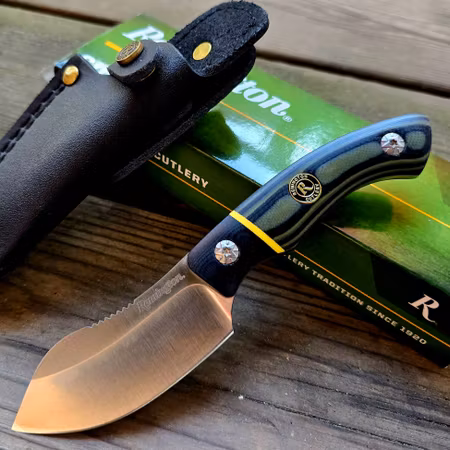 Billig jaktkniv från Remington med G-10 handtag.