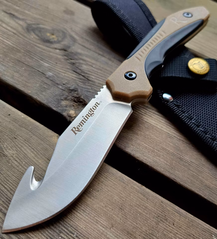 Remington Jaktkniv optimerad för jakt och slakt av småvilt.