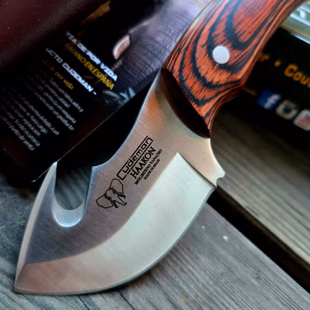 Cudeman Haakon  Skinner – Kompakt Flåkniv med Rött Stamina-handtag