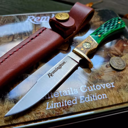 Vacker samlingskniv från Remington med tillhörande plåtlåda med vackert djurmotiv.