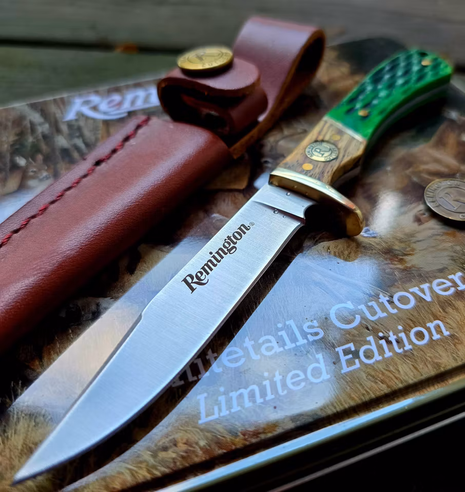 Vacker samlingskniv från Remington med tillhörande plåtlåda med vackert djurmotiv.