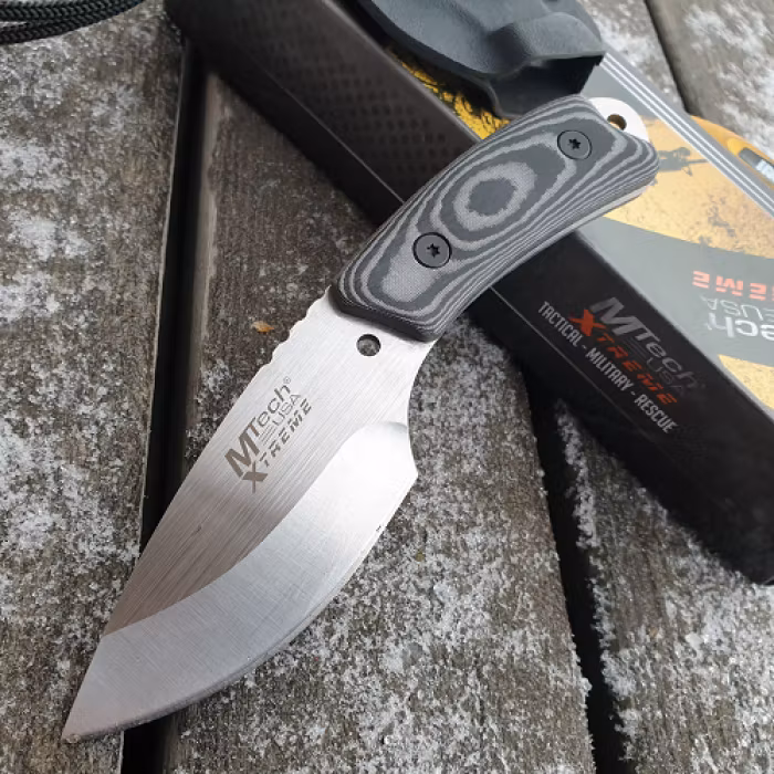 Jaktkniv med svart Micarta handtag.