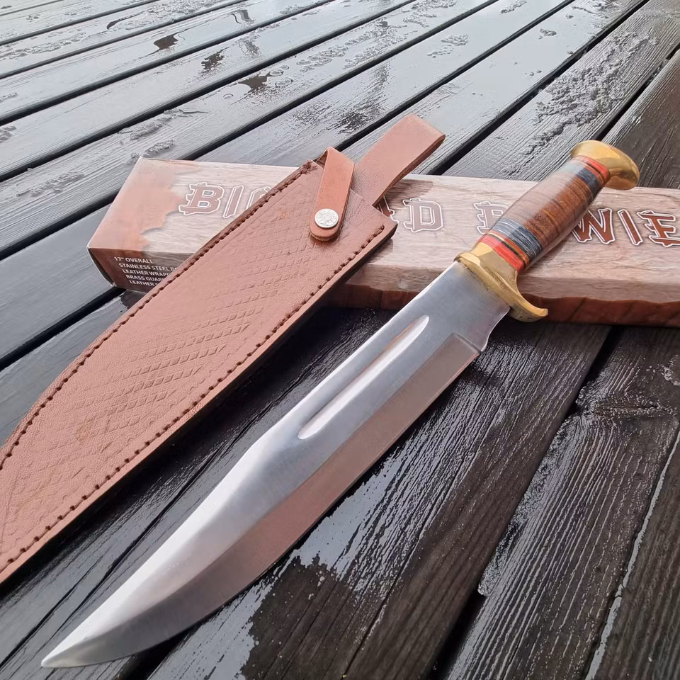 Stor Bowiekniv i Klassisk Design med Greppvänligt Läderhandtag
