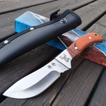 Jaktkniv 20 cm med Gravyr Djurmotiv & Trähandtag