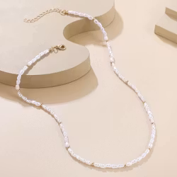 Smalt pärlhalsband med gulddetaljer
