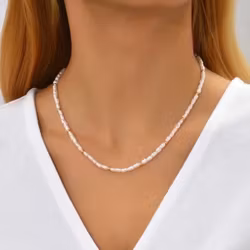 Smalt pärlhalsband med gulddetaljer