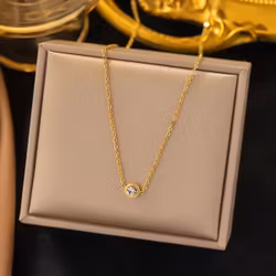 Guldpläterat halsband med kristall