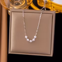 Silverfärgat halsband med pärlor