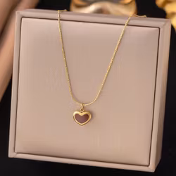 Halsband med rött hjärta i guld