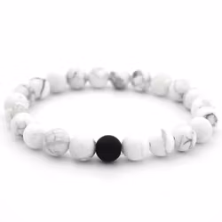 Vitt armband med svart accentsten