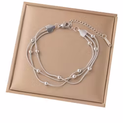 Silverfärgat armband med pärldetaljer