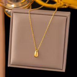 Halsband med droppformat hänge i guld